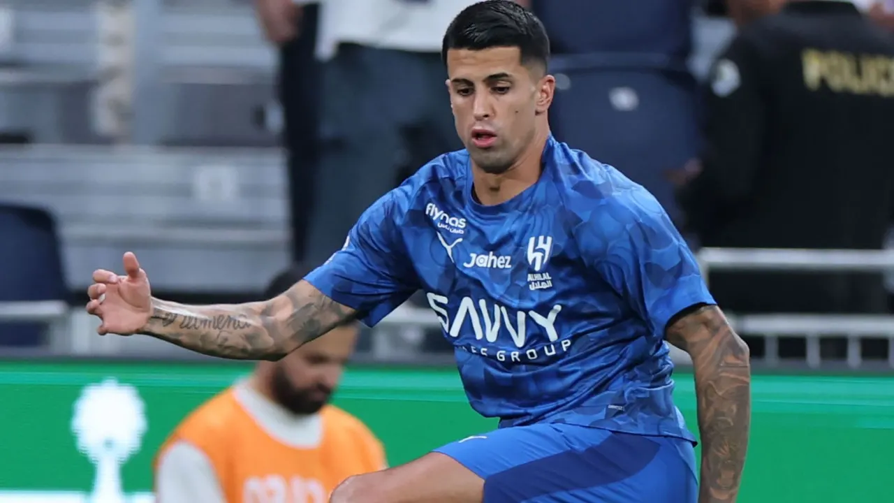 بعد قرار الزعيم “المفاجئ” .. جواو كانسيلو يتمرد على الهلال من أجل الرحيل نهائيًا إلى برشلونة!